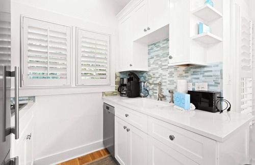 Seaside House | Carriage House 100 Yards to Beach. With Full Kitchen, Laundry, and Parking