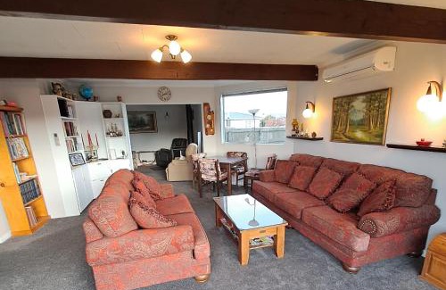 Blenheim House | Carter's Cottage - Blenheim Holiday Home