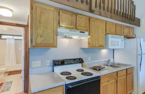 Ellijay Cabin | Carters Lake, Lakeside Cabin #9, includes free boat slip at the Marina