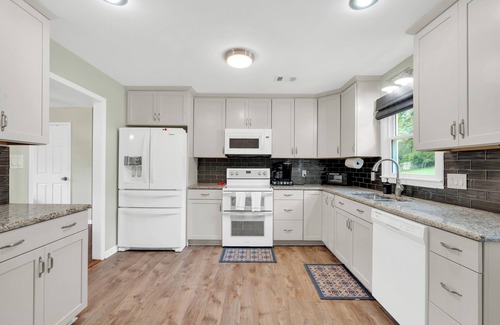 Cartersville House | Cartersville Colonial Family-Friendly Retreat with Spacious Yardn