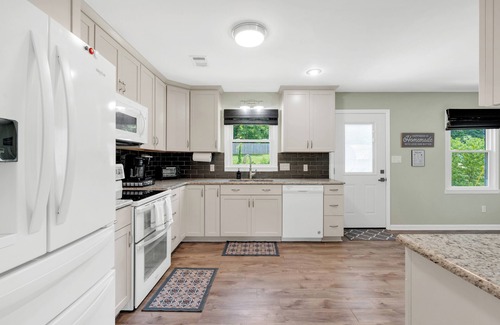 Cartersville House | Cartersville Colonial Family-Friendly Retreat with Spacious Yardn