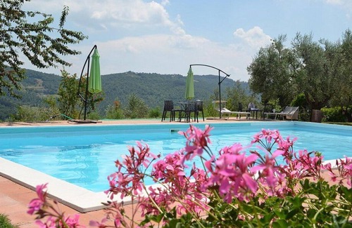 Monte Santa Maria Tiberina House | Casa Brina E: A characteristic and welcoming apartment that is part of an ancient country house made of stone, with Free WI-FI.