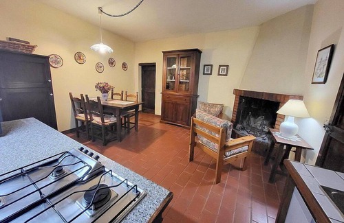 Monte Santa Maria Tiberina House | Casa Brina G: A characteristic and welcoming apartment that is part of an ancient country house made of stone, with Free WI-FI.