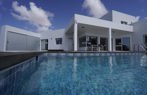 Tindaya Villa | Casa Achaman - Contemporary style villa with outstanding views