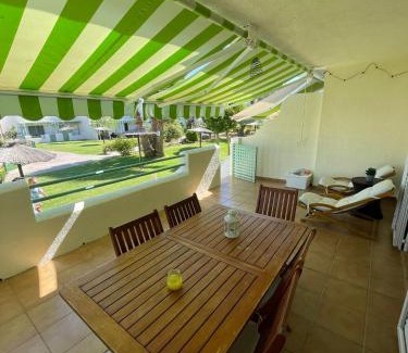 El Portil Apartment | Casa adosada con porche, piscina y pista de pádel, junto al campo de golf