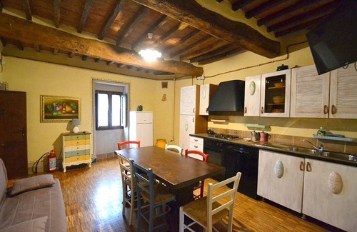Sansepolcro Apartment | Casa Almo A: A welcoming apartment that is part of an ancient historic building, with Free WI-FI.