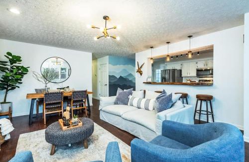 Royal Pines House | Casa Amarilla