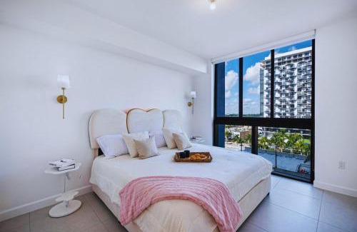 Doral Apartment | CASA AMOR - Beach Club, Gym, Sauna, Free Parking, Near Airport