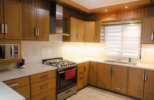 Linares House | Casa amplia, 3 recámaras, patio y estacionamiento