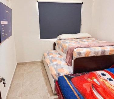 Linares House | Casa amplia, 3 recámaras, patio y estacionamiento