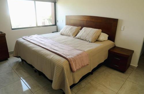 Linares House | Casa amplia, 3 recámaras, patio y estacionamiento