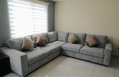 Linares House | Casa amplia, 3 recámaras, patio y estacionamiento