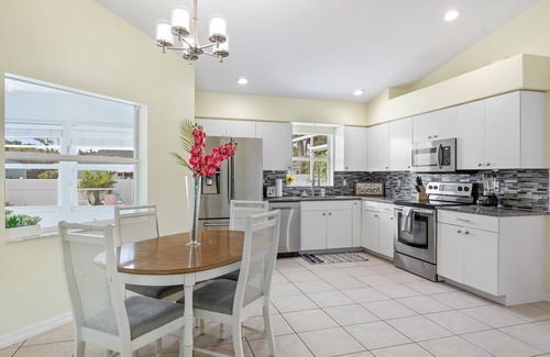North Port House | Casa Azul! 11min - warm mineral springs, 25min - beaches! HEATED Pool & floats!