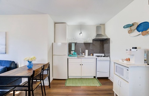 Old Towne Apartment | Casa Azul II, Steps to the boardwalk and sand