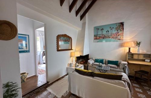 Urbanizacion Pinos Verdes House | Casa Bela, casa reformada en Marbella muy cerca de la playa