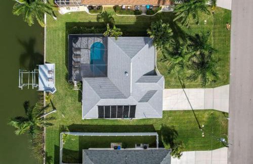 Trafalgar House | Casa Bella- Upgraded Waterfront Residence in Cape Coral with Heated Pool and Free Bikes