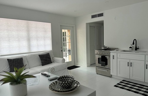 Southwest Apartment | “ Casa Blanca “ Charming 1-bedroom apartment with AC, WiFi in West Palm Beach