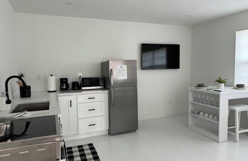 Southwest Apartment | “ Casa Blanca “ Charming 1-bedroom apartment with AC, WiFi in West Palm Beach