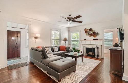 Flamingo Parks House | Casa Blanca - Chic Spanish-Style Cottage with Private Courtyard