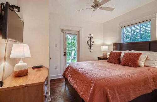 Flamingo Parks House | Casa Blanca - Chic Spanish-Style Cottage with Private Courtyard