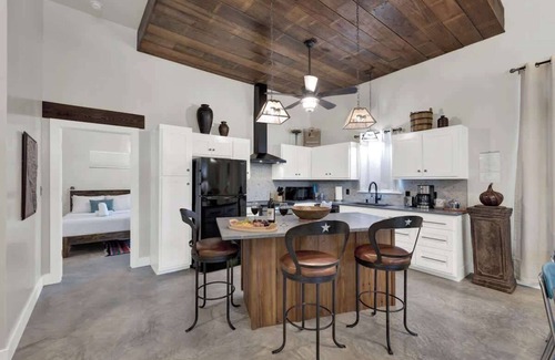 Fredericksburg House | Casa Blanca-Swim Spa-Steps to Main Street!