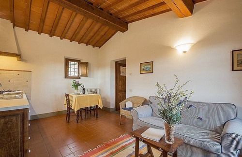 Grassina House | Casa Bonannia A: A cheerful one-story apartment in the characteristic style of the Tuscan countryside.