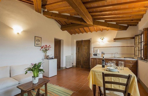 Grassina House | Casa Bonannia C: A bright one-story apartment in the characteristic style of the Tuscan countryside.