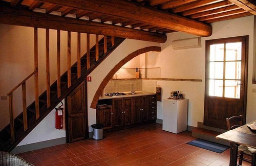 Grassina House | Casa Bonannia Q: A bright two-story apartment in the characteristic style of the Tuscan countryside.