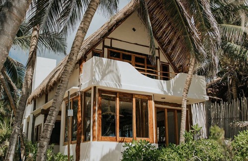 Zona Hotelera House | Casa Bonita ~ Mahayana, Eclectic Treehouse in the Heart of Tulum Beach