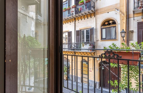 Centro Storico Apartment | Casa Borsa con Balcone by Wonderful Italy