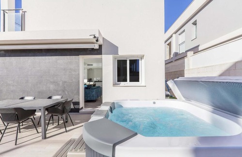 Puerto Marino Villa | Casa Bos Dolphin Pool Jacuzzi 6p