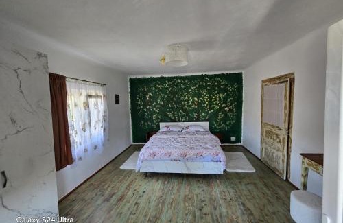 Visinesti House | Casa bunicilor- liniștea prispei, răcoarea beciului și aerul poianei