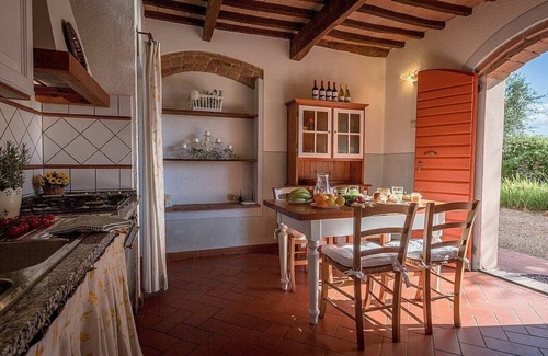 Peccioli House | Casa Canarino D: A characteristic apartment surrounded by meadows and by green hills.