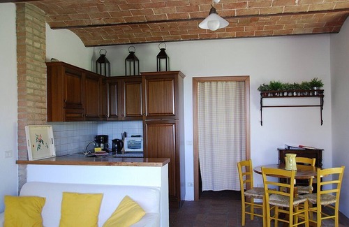 Castelfiorentino House | Casa Cassiodoro D: A welcoming two-story ancient tuscan country house surrounded by vineyards and olive groves, with Free WI-FI.