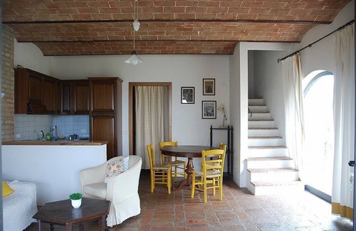 Castelfiorentino House | Casa Cassiodoro D: A welcoming two-story ancient tuscan country house surrounded by vineyards and olive groves, with Free WI-FI.