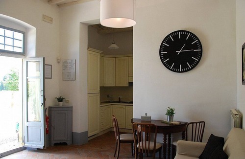 Castelfiorentino House | Casa Cassiodoro F: A graceful apartment surrounded by vineyards and olive groves, with Free WI-FI.