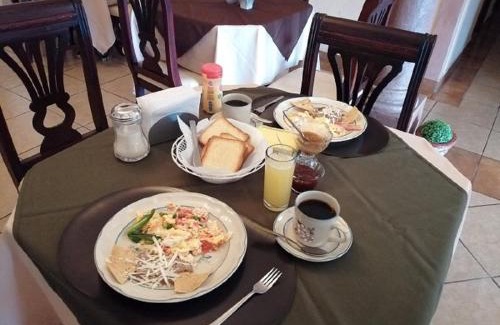 Bernal Hotel | Casa Celia Hotel Restaurante
