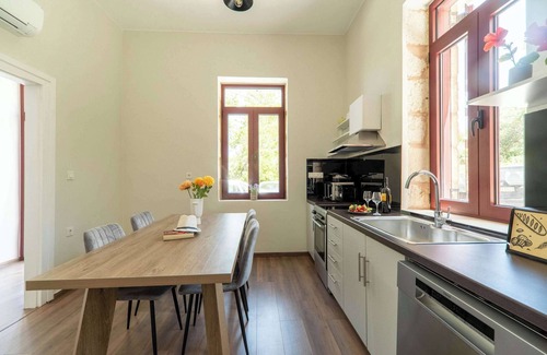 Halepa Villa | Casa Chris Summary: C