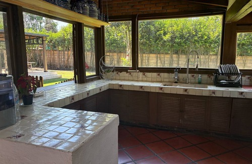 Valle de Bravo House | Casa Cipres / Piscina, PingPong, Cancha de Basquet