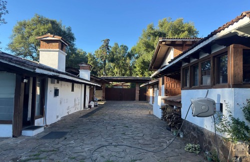 Valle de Bravo House | Casa Cipres / Piscina, PingPong, Cancha de Basquet