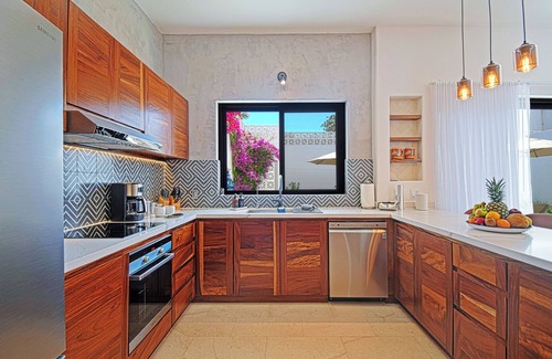 La Paz House | Casa Colibrí - built 2023, Sleeps 8, Secure, 2 blks to Malecon, Private-HTD Pool