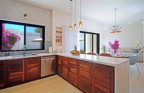 La Paz House | Casa Colibrí - built 2023, Sleeps 8, Secure, 2 blks to Malecon, Private-HTD Pool