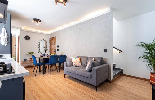 Laureles - Estadio Apartment | Casa Colibri - Modern 5 BR, Spacious Green Terrace, Jacuzzi/Hot-Tub, Quiet
