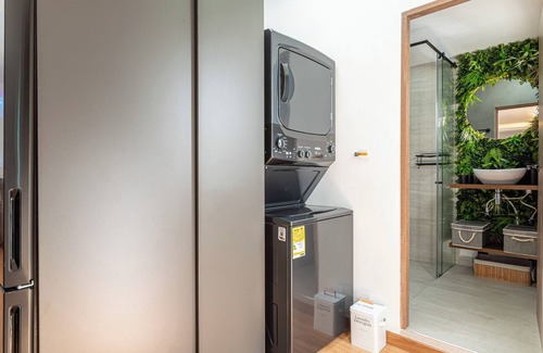 Laureles - Estadio Apartment | Casa Colibri - Modern 5 BR, Spacious Green Terrace, Jacuzzi/Hot-Tub, Quiet