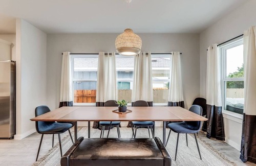 Travis County House | Casa Comano – 5BR Comfort & Media Lounges | EV+