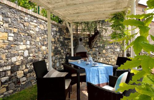 Diano San Pietro House | casa con mini piscina, giardino e area giochi per bambini