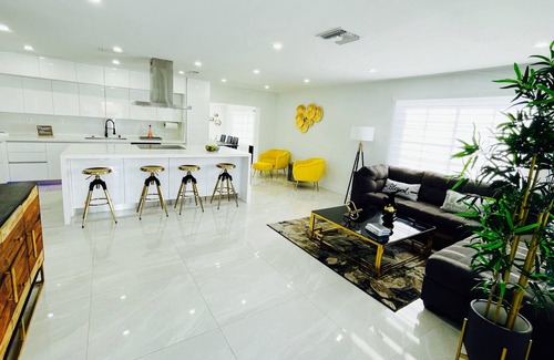 Olympia Heights House | Casa con Piscina Climatizada, Cancha de Baloncesto