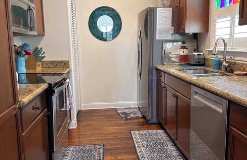 Key West House | Casa Cove Beautiful Tropical 3 KING SUITES Sleeps 8- 2 miles to beach