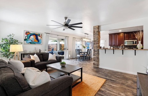 The Plaza House | Casa d’Cambridge | Pool Heat & Spa |EV| Sleeps 10