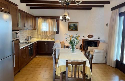 Eretria House | Casa de Alegria